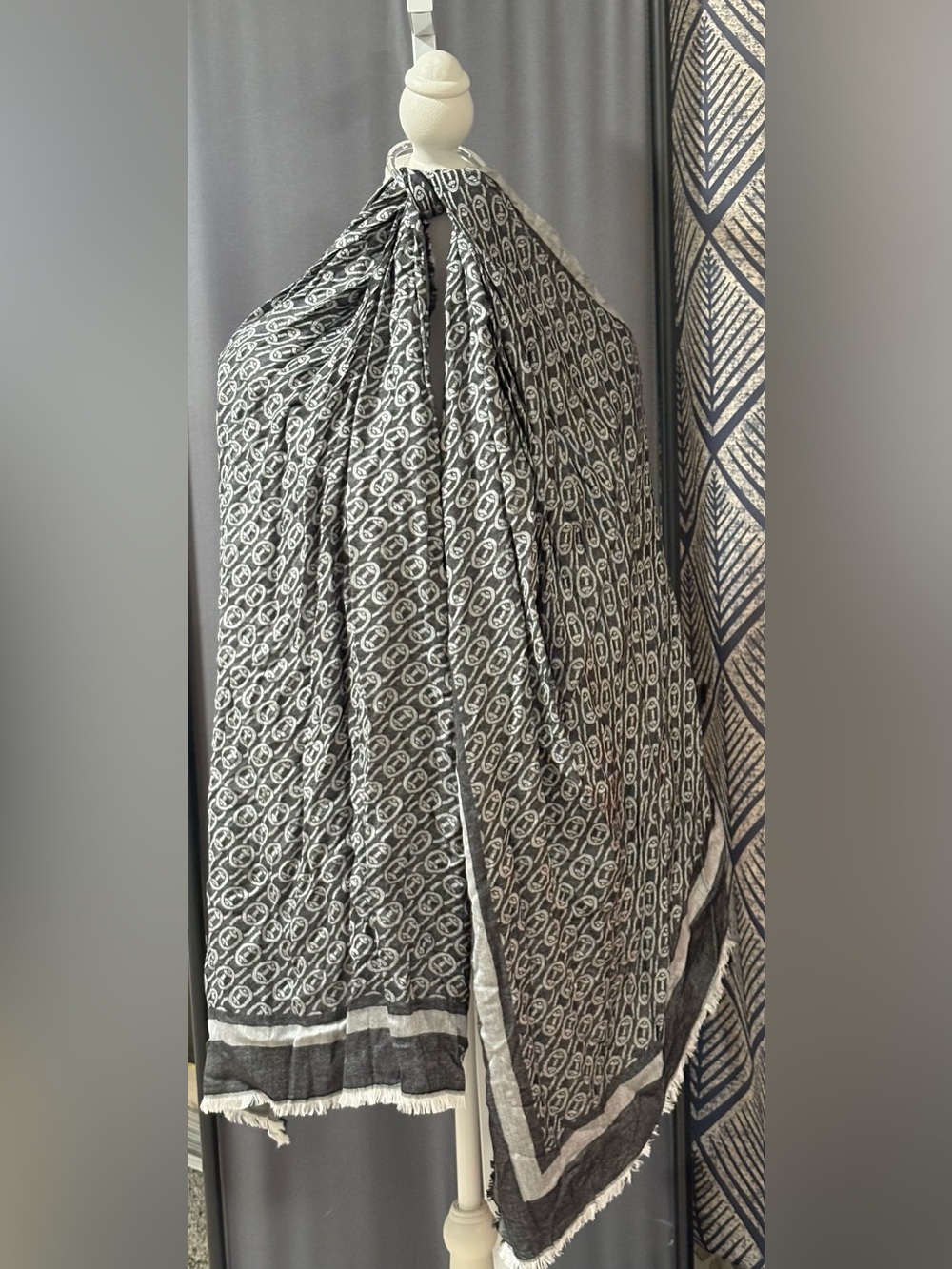 Calvin Klein Scarf Wrap Shawl
Pashmina Black & Grey, Size 28”x72”